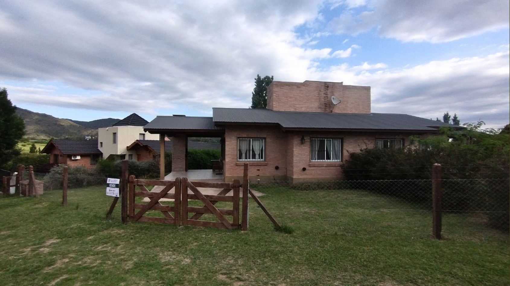 EXCELENTE OPORTUNIDAD DE INVERSION: 2 CASAS ADOSADAS EN VILLA GENERAL BELGRANO