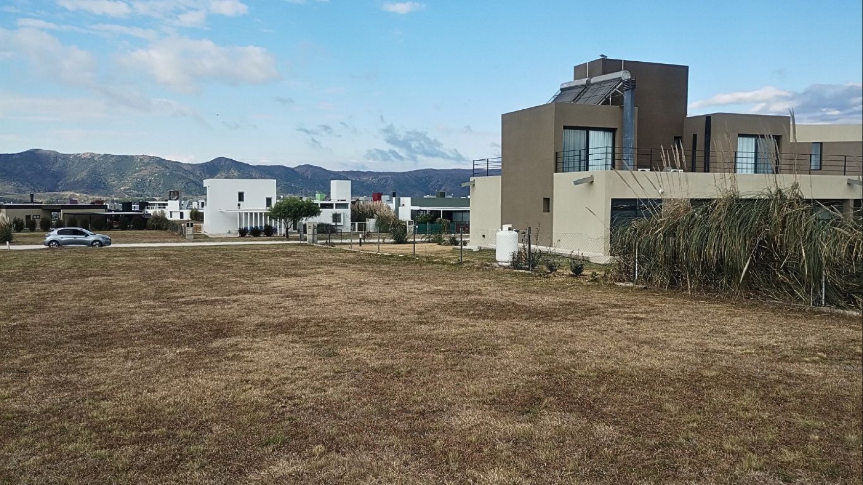  Lote en venta en Country Nautico Puerto del Aguila frente al Lago Los Molinos. 