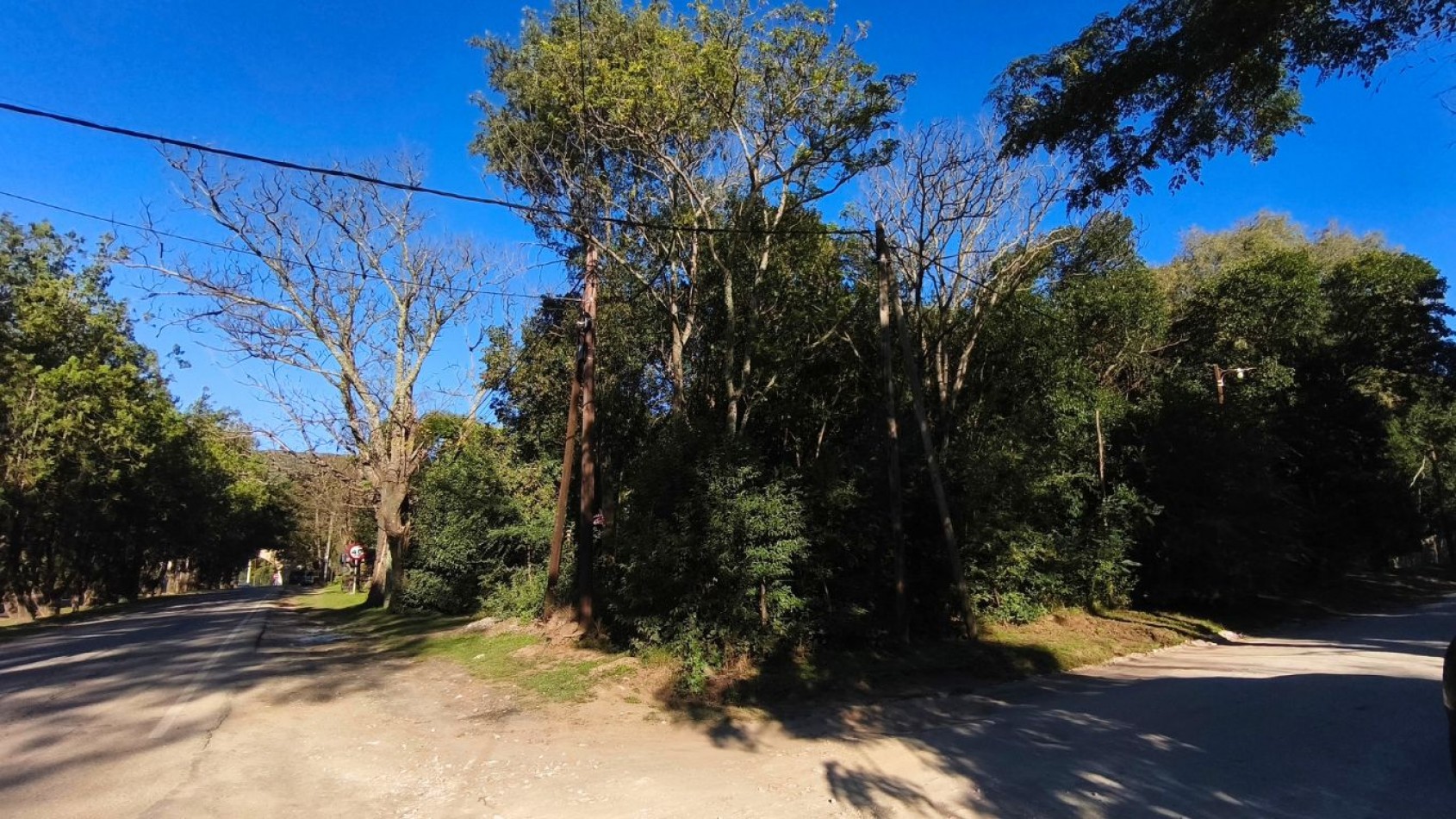 Amplio lote con excelente ubicacion en Villa Ciudad Parque, sobre avenida principal