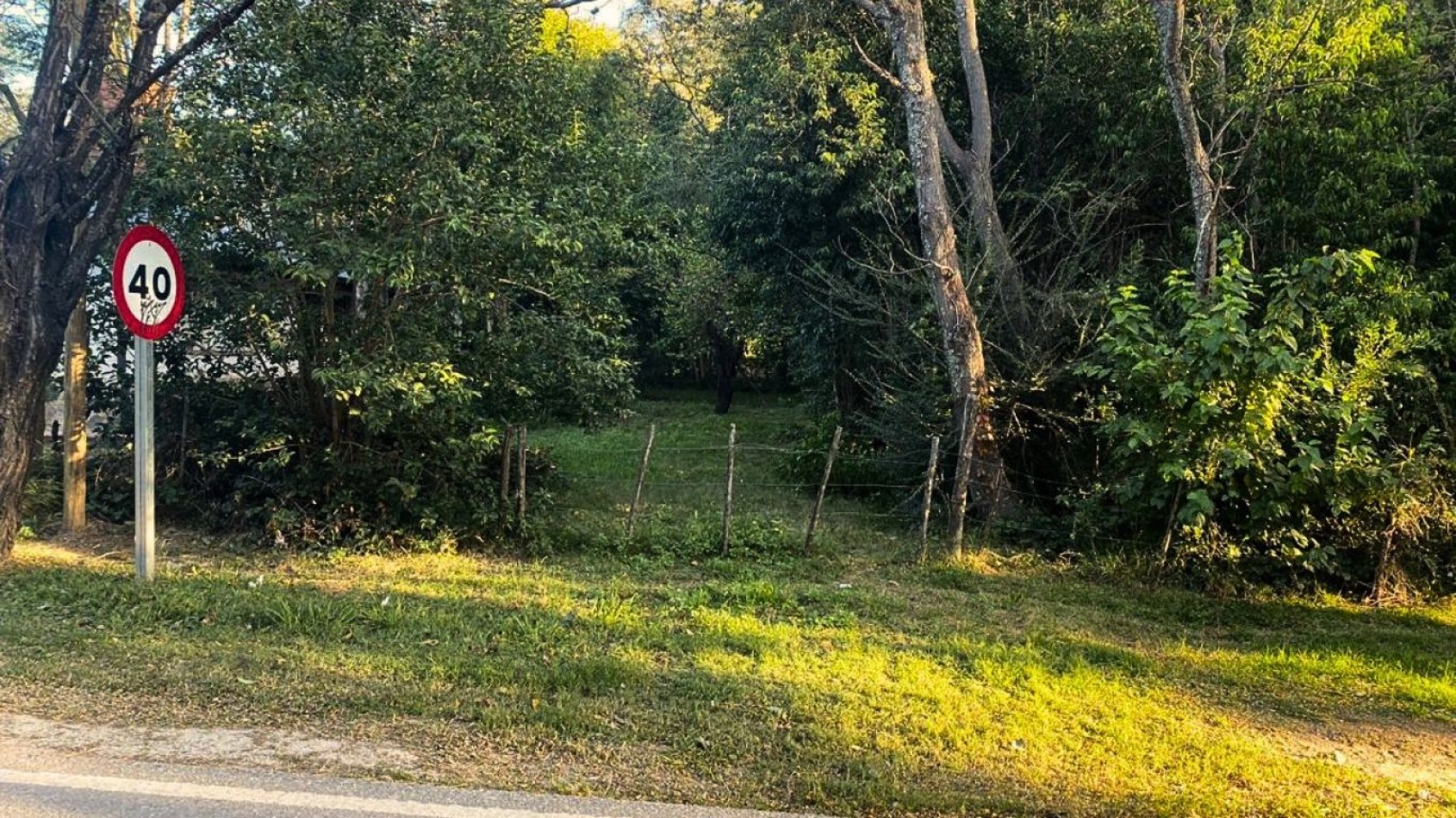 Amplio lote con excelente ubicacion en Villa Ciudad Parque, sobre avenida principal