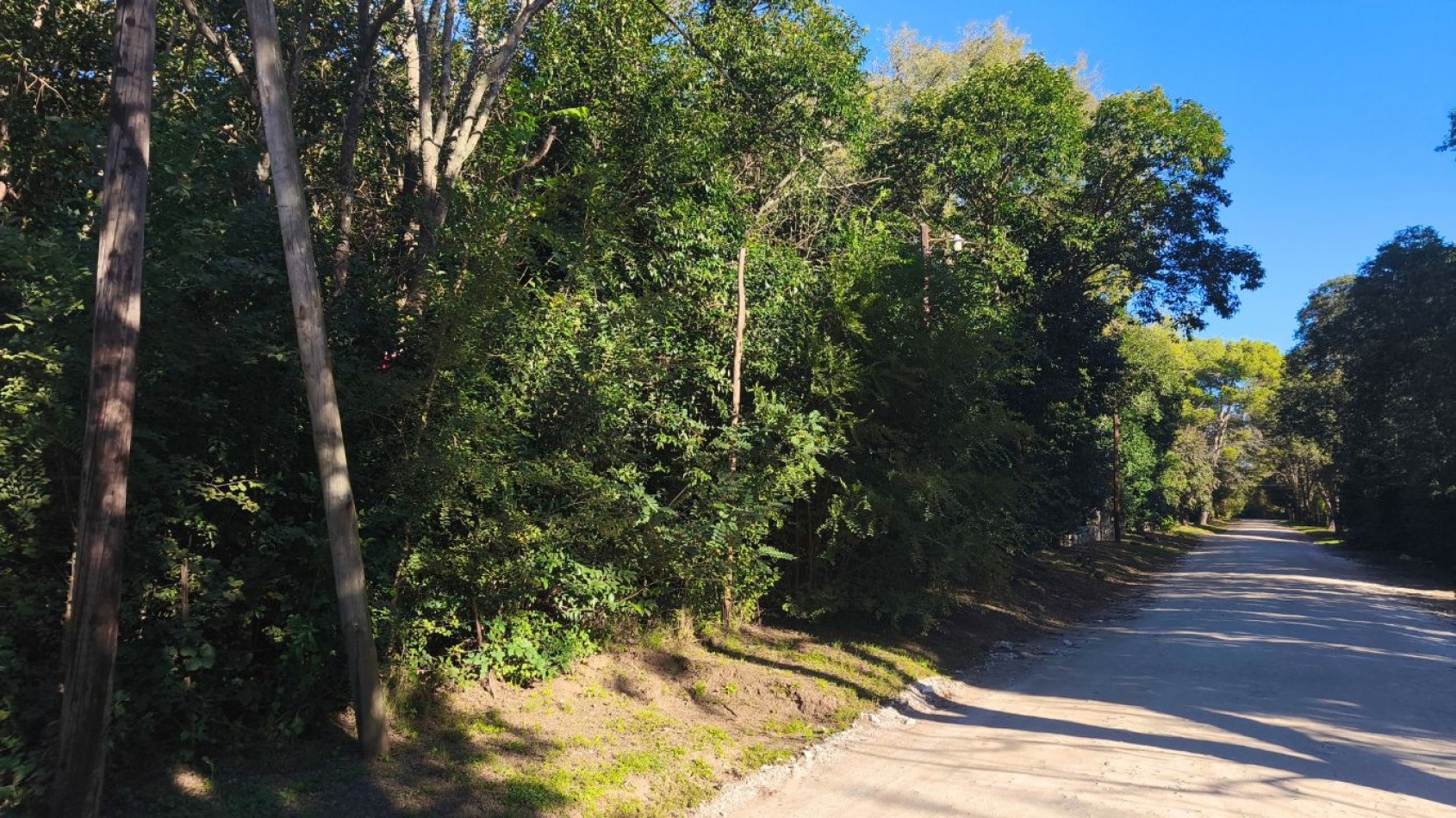 Amplio lote con excelente ubicacion en Villa Ciudad Parque, sobre avenida principal