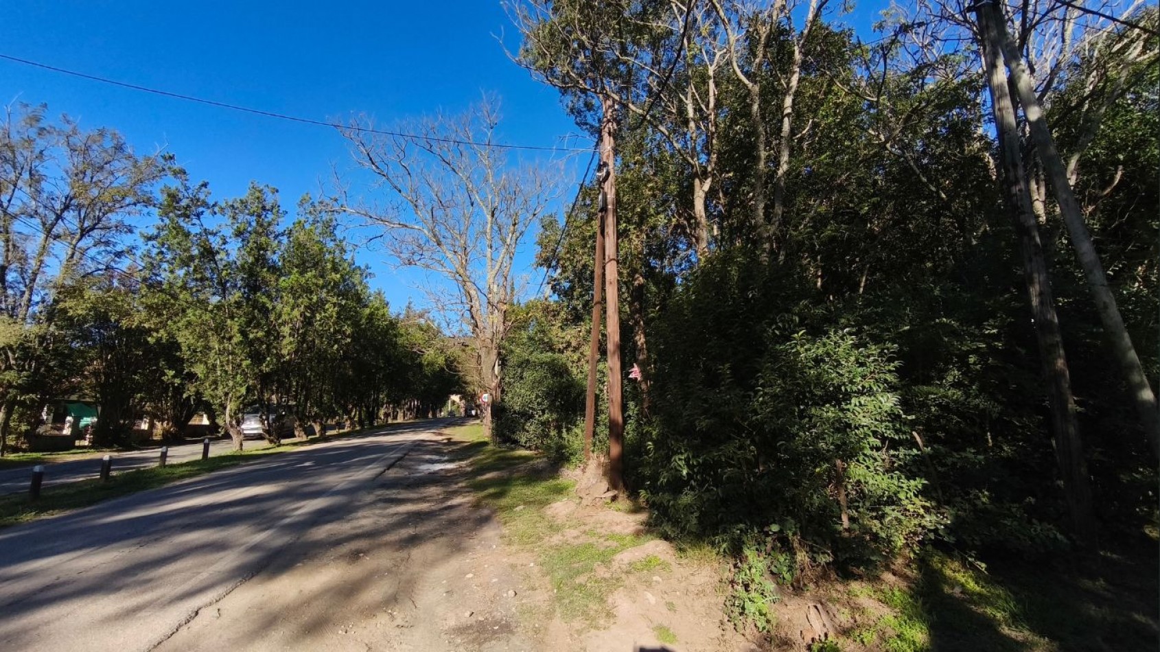 Amplio lote con excelente ubicacion en Villa Ciudad Parque, sobre avenida principal