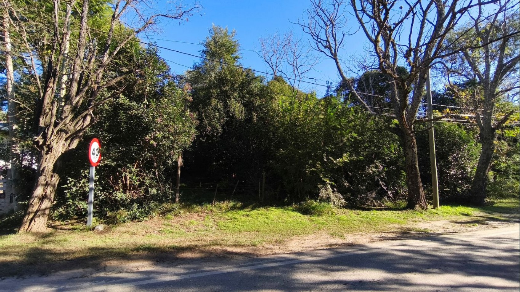 Amplio lote con excelente ubicacion en Villa Ciudad Parque, sobre avenida principal