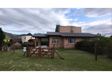 EXCELENTE OPORTUNIDAD DE INVERSION: 2 CASAS ADOSADAS EN VILLA GENERAL BELGRANO