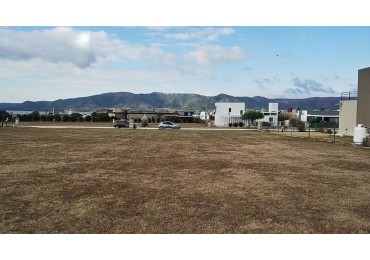  Lote en venta en Country Nautico Puerto del Aguila frente al Lago Los Molinos. 